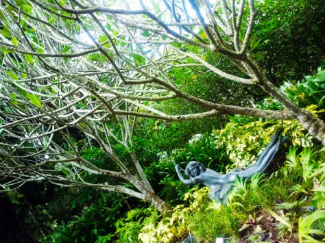 I absolutely loved this sculpture of a woman blisfully enjoying a mellow moment in her hammock. Definitely so me.