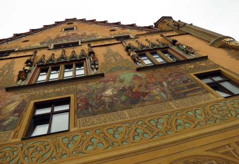 After a bit of a stroll from the Munster, we came across the Ulm Rathaus (city hall). It's a pretty sweet office for the public servants, I think --- with the bright paintings adorning its walls. The romantic building is a stark contrast to the modern glass-walled library right across it.