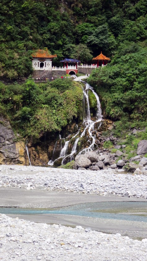 Across the Liwu River stands the picturesque Changchun Shrine. Also known as the Eternal Spring Shrine, it also serves as a memorial for the 212 soldiers who passed away while trying to carve highway through Hualien's mountainous terrain.