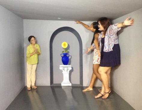 Trick Eye Museum - Shrink